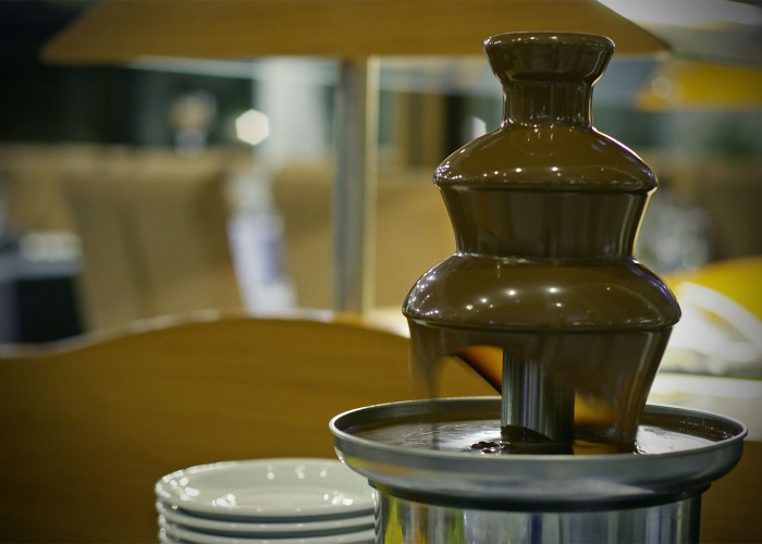 Csokoládé szökőkút a gyermekek és a desszertet fogyasztani kívánó vendégek örömére