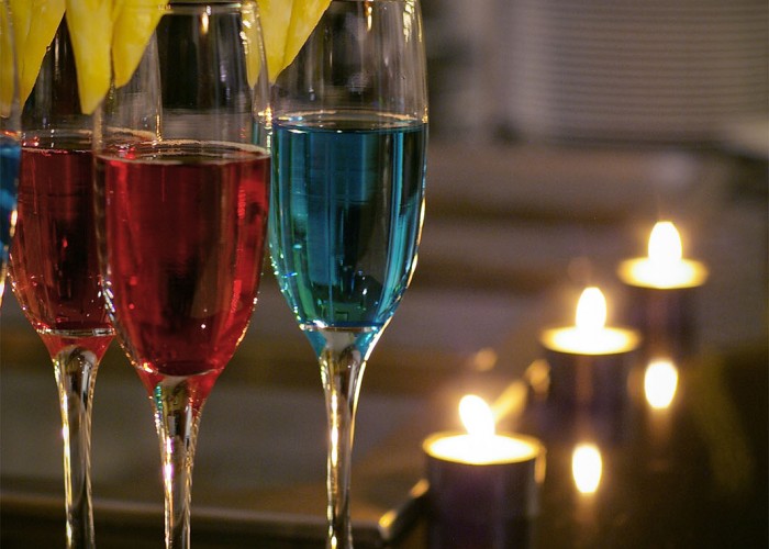 Üdvözlő koktélok sorakoznak a szilveszteri est nyitányaként