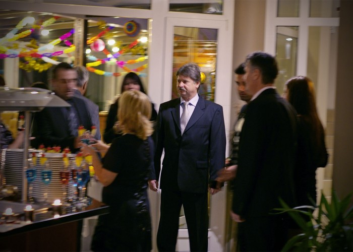 A vendégek fogadása üdvözlő koktéllal a szálloda éttermében