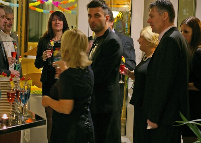 A vendégek fogadása üdvözlő koktéllal a szálloda éttermében