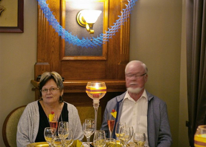 A vendégek helyet foglalnak a szilveszteri ünnepségre