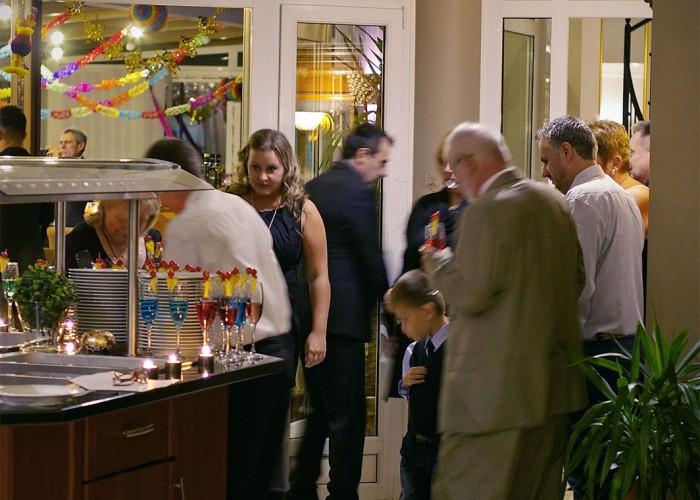 A vendégek fogadása üdvözlő koktéllal a szálloda éttermében