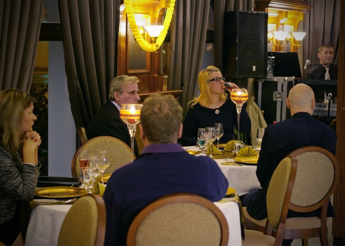 A vendégek helyet foglalnak a szilveszteri ünnepségre