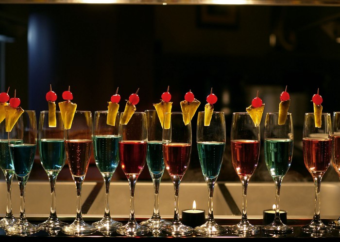 Szilveszteri üdvözlő koktélok ananász és koktélcseresznye díszítéssel