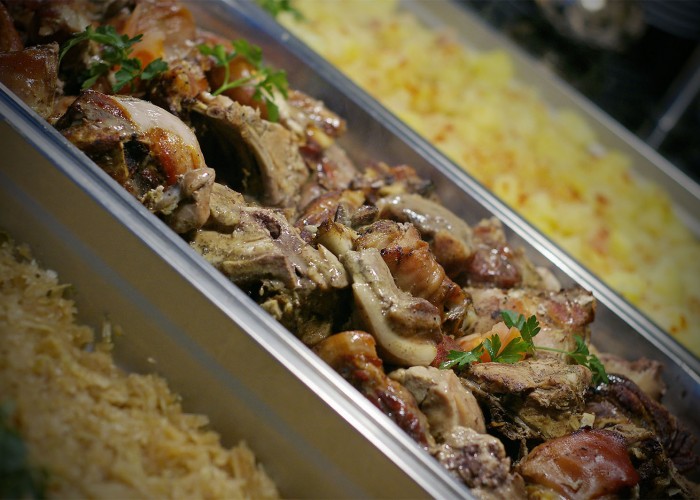 Sörrel locsolt malacsült, pezsgős káposzta, tört burgonya a svédasztalon