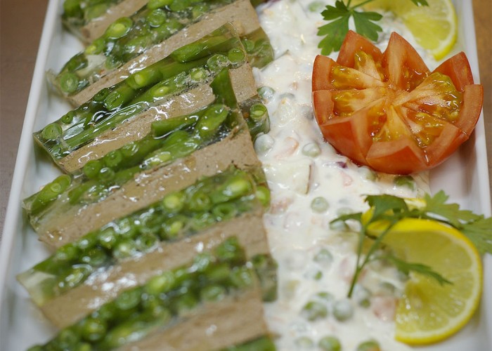 Májpástétom, franciasaláta