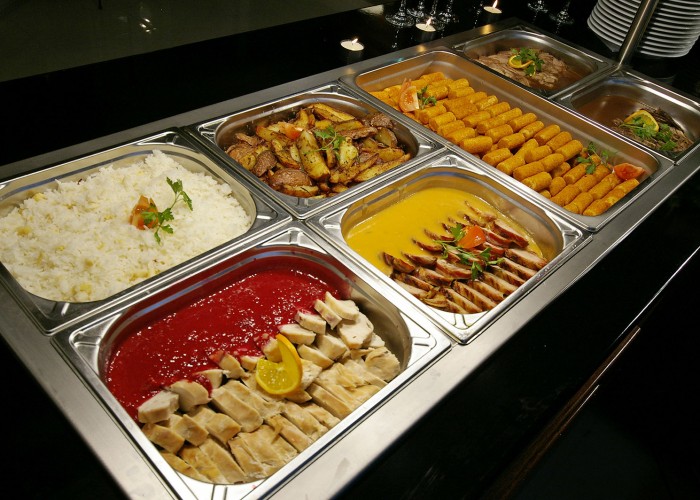 Svédasztalos vacsora az Oliva étteremben: Vaslapos csirke spárgás jázmin rizzsel, Pikáns szarvassült áfonyás cabernet mártásban, krokett, Bacon köntösben sült sertésszűz