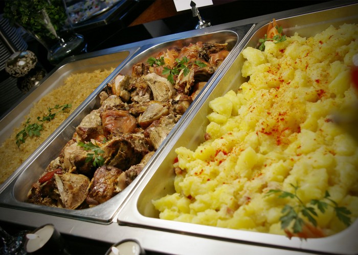 Sörrel locsolt malacsült, pezsgős káposzta, tört burgonya a svédasztalon