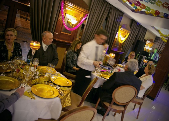 A vendégek helyet foglalnak a szilveszteri ünnepségre