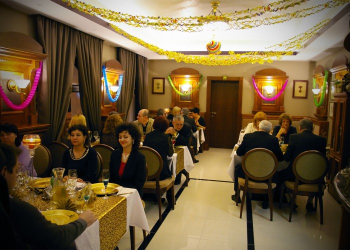 A vendégek helyet foglalnak a szilveszteri ünnepségre