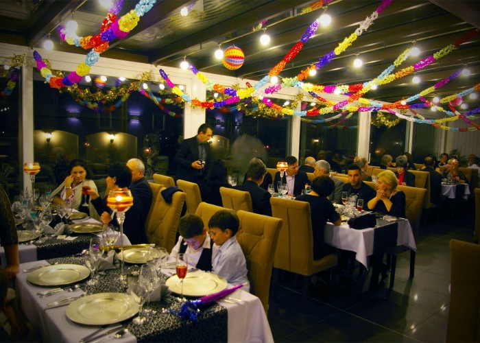 A vendégek helyet foglalnak a szilveszteri ünnepségre a télikertben