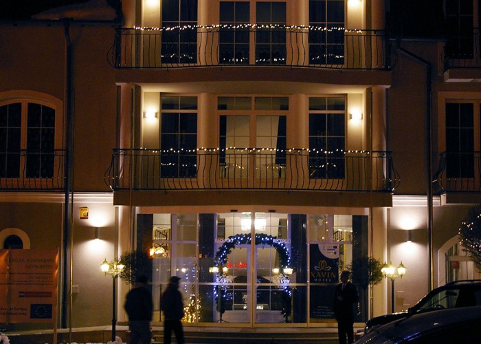 A Xavin Hotel főbejárata esti fényben