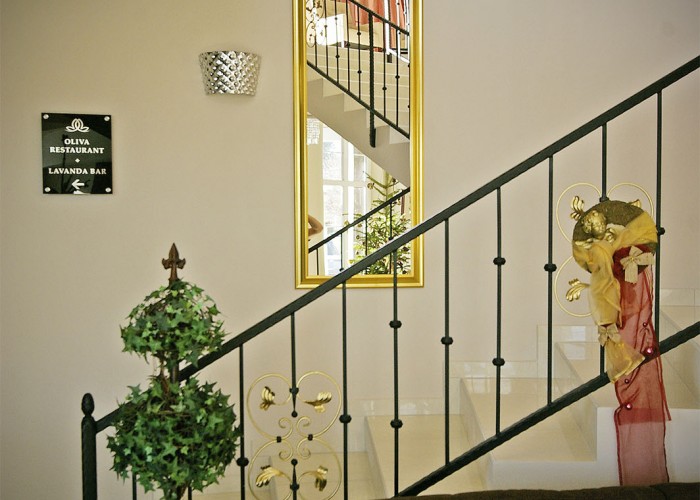 Feljárat a hotel emeletére a földszinten