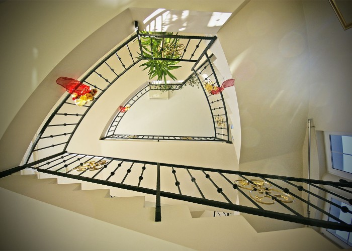 A szálloda emeleteire vezető lépcső csiga alakzata