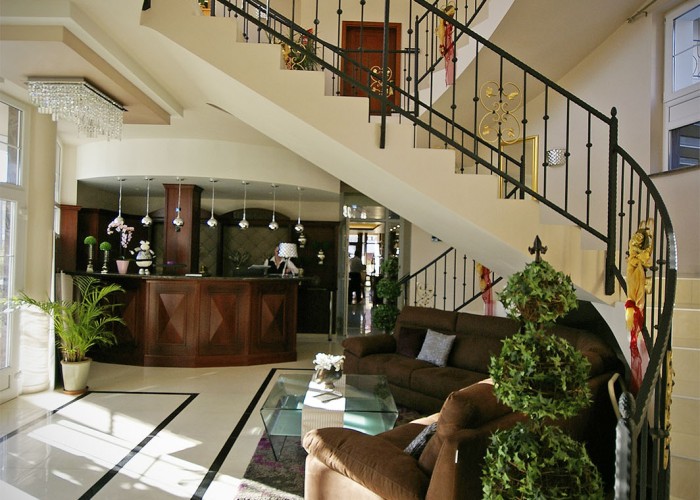 A Xavin Hotel megújult főbejárata és recepciója