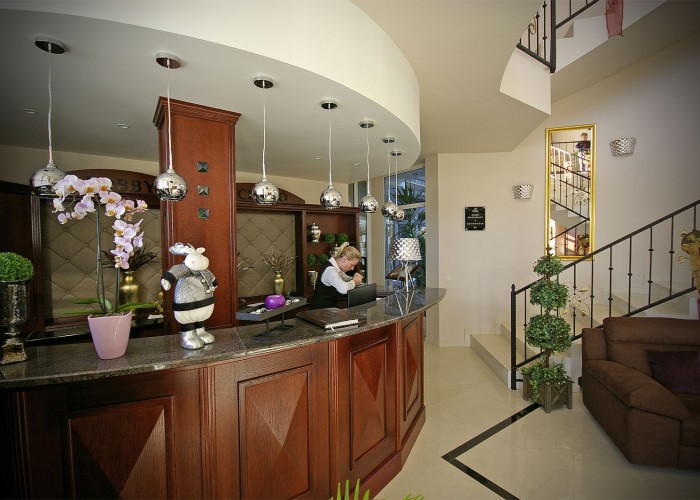 A szálloda felújított recepciója kellemes környezetben fogadja vendégeinket