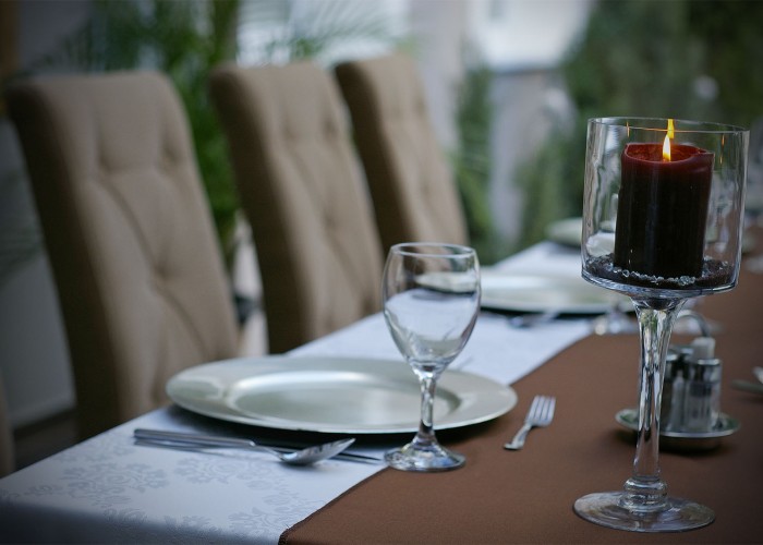 Gyertya a télikert megterített asztalán