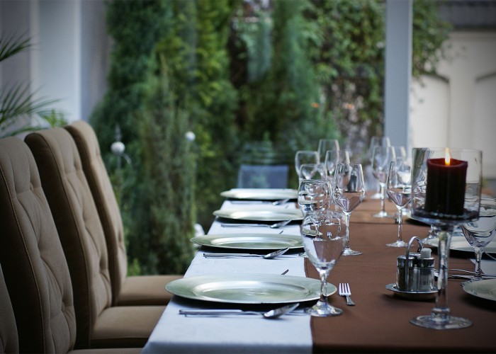 Teríték a télikertben, háttérben a kilátással