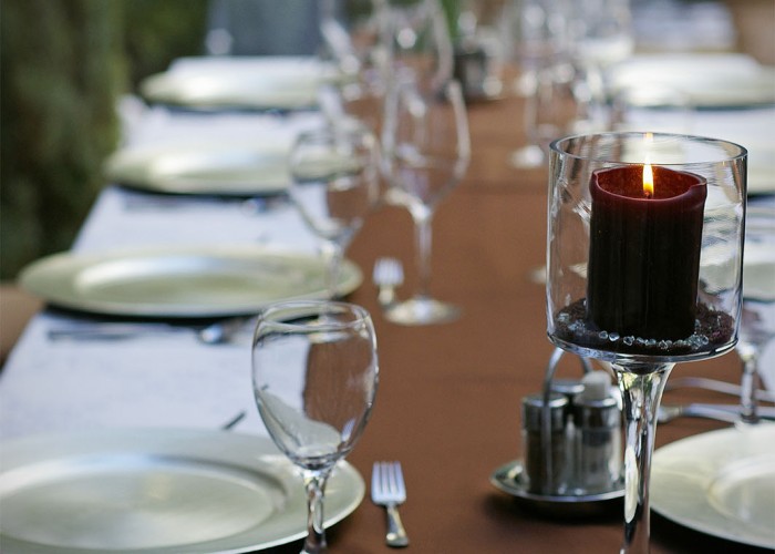 Megterített asztal a Lavanda kertben, háttérben kilátással az udvarra