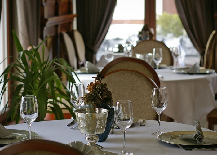 Xavin Hotel Olíva étterem megterített asztala várja a vendégeket