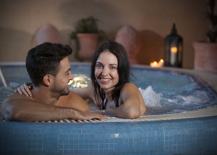 Kikapcsolódás a Xavin Hotelben Harkányban - épített masszázs medence