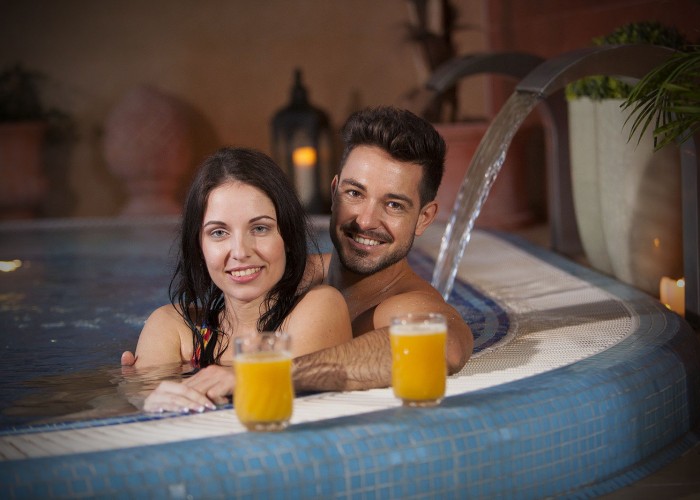 Frissítő kikapcsolódás a harkányi Xavin Hotel medencéiben