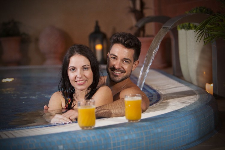 Frissítő kikapcsolódás a harkányi Xavin Hotel medencéiben