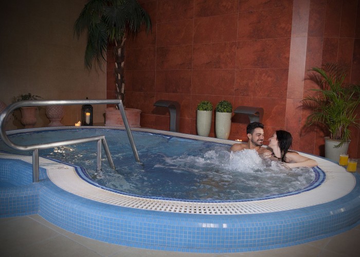 Masszázs medence a szálloda wellness részlegében
