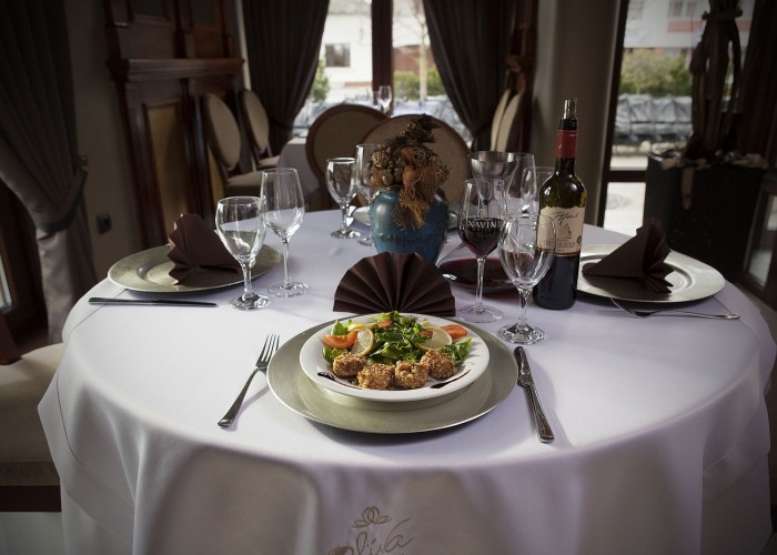 Ínycsiklandó étkek a remek villányi borok vonzásában