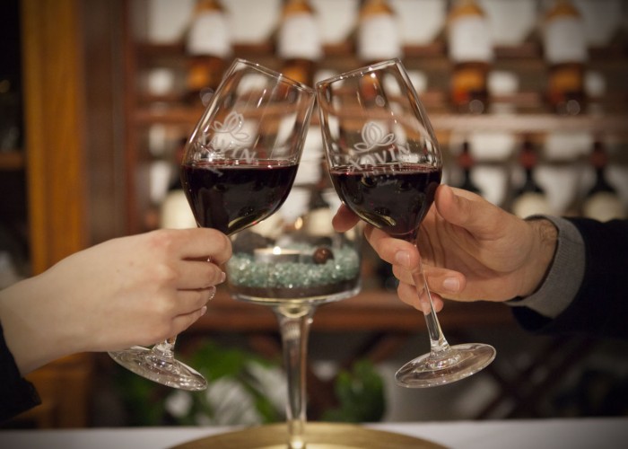 A villányi borok széles kínálata a harkányi Xavin hotelben. Koccintás egy pohár vörösborral.