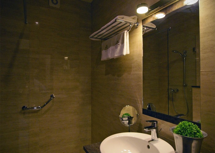 Családi szobáink fürdőszobája - Xavin Hotel Harkány