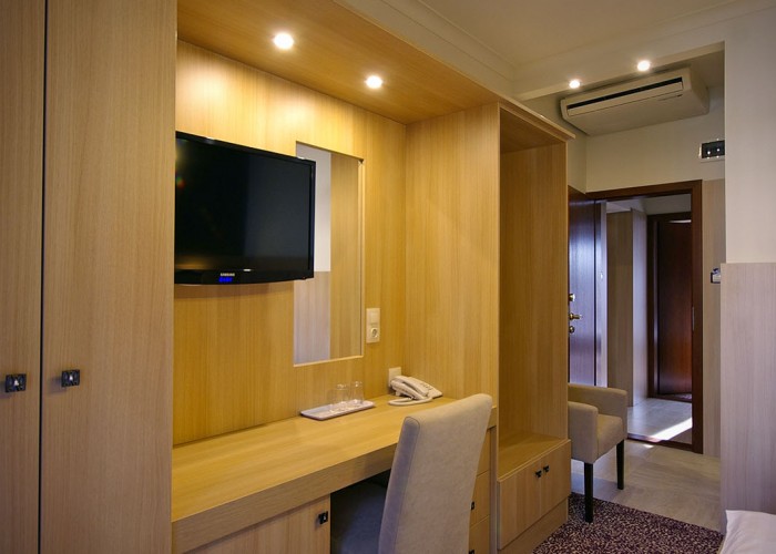 A családi szobák másik oldala, LCD tv és tárolók, átlátás a másik helyiségbe - Xavin Hotel Harkány