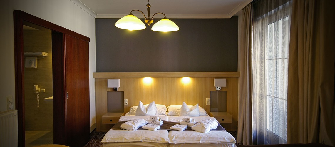 A szálloda mozgáskolátozott szobájának beltere - Xavin Hotel Harkány