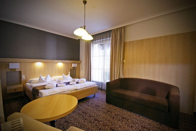 A szálloda mozgáskolátozott szobájának beltere - Xavin Hotel Harkány
