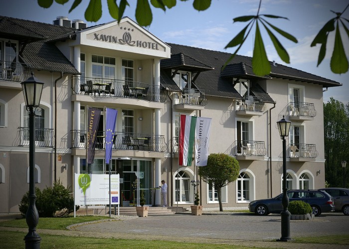 A szálloda főbejárata és a kihelyezett zászlók, Xavin Hotel Harkány