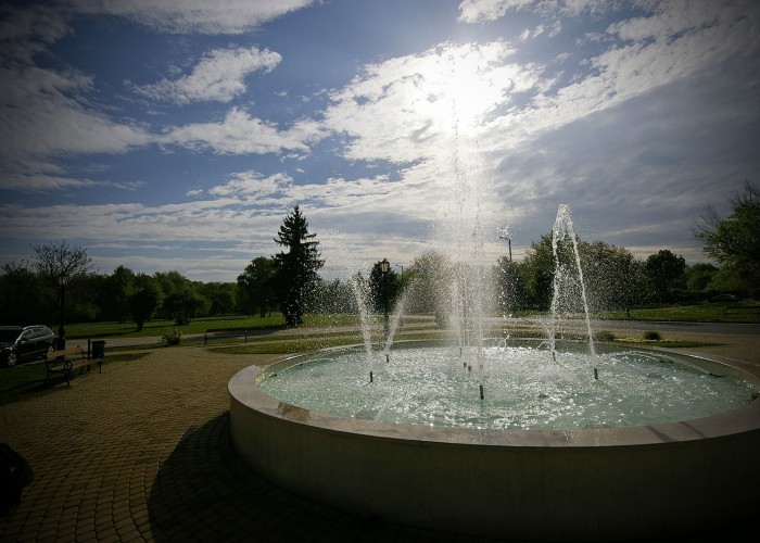 A szálloda előtti téren elhelyezett szökőkút, Xavin Hotel Harkány