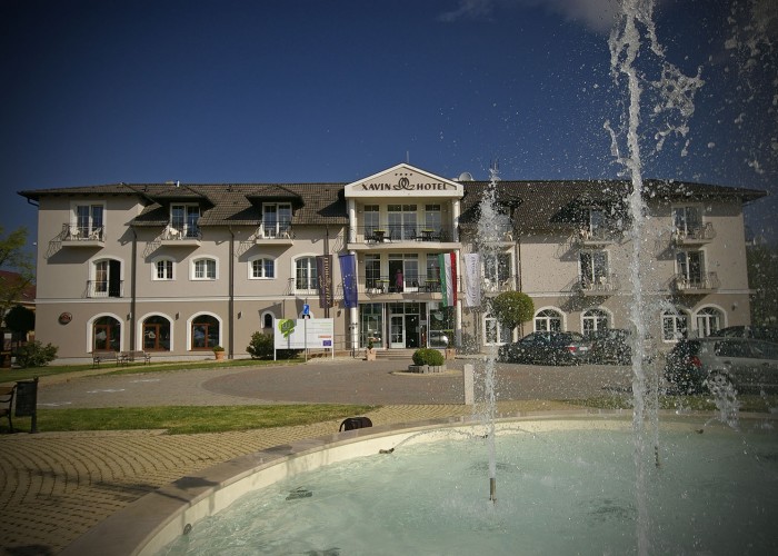 A harkányi Xavin Hotel főbejárata, valamint a szálloda előtt elhelyezkedő szökőkút és parkoló.