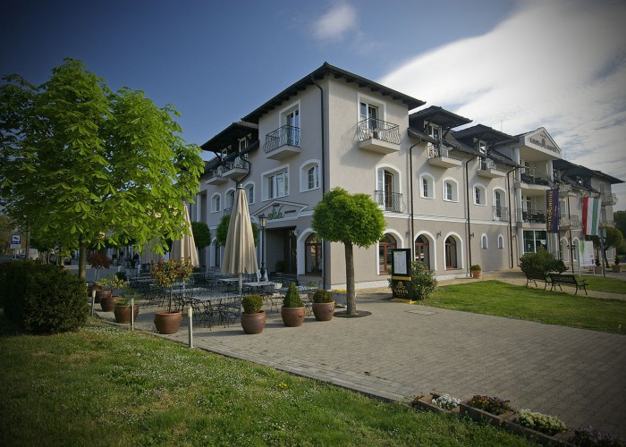 A szálloda kinézete a Kossuth utca irányából.