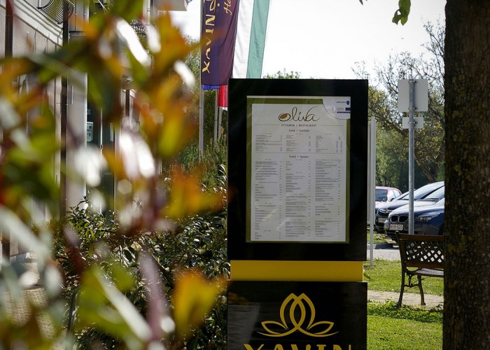 A szálloda előtti infó tábla, rajta az ét- és itallappal.