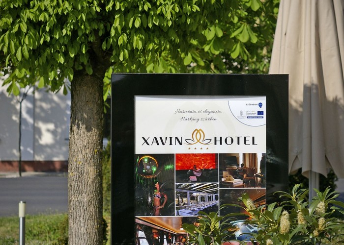 A szálloda előtt elhelyezkedő információs panel- és étlap.