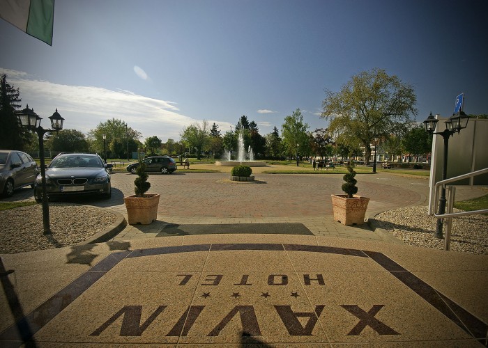 A Xavin Hotel főbejárata, csúszásmentes gránit burkolattal.