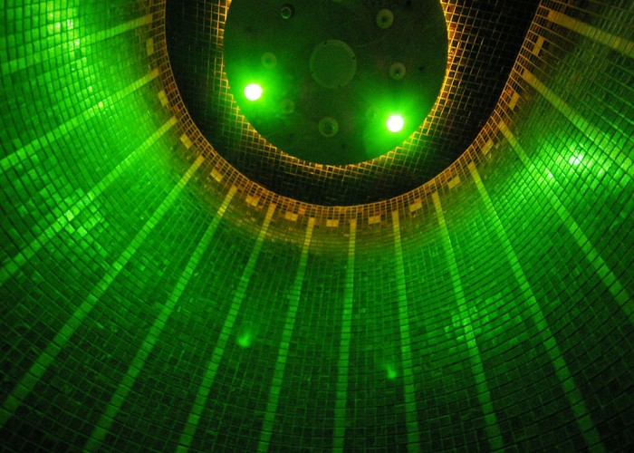 Az élményzuhany trópusi vihar programjának látványa: zöld trópusi hangulat.