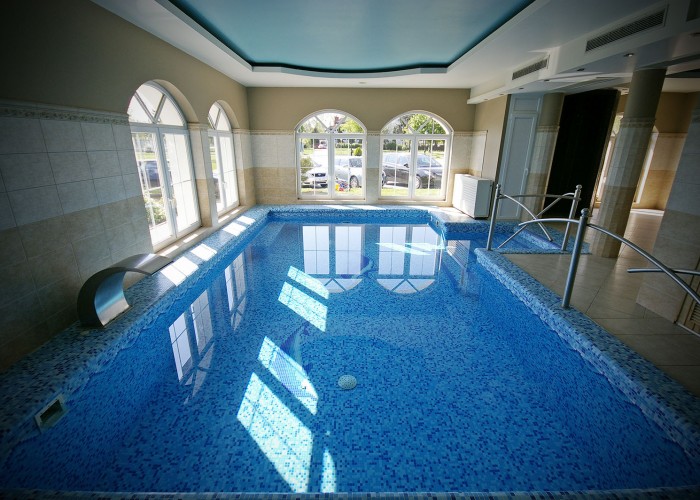 A merülő medence, nyakzuhannyal és masszázs fúvókákkal