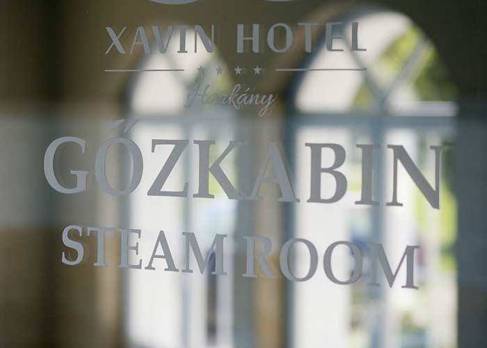 A gőzkabin üvegajtaján levő felirat