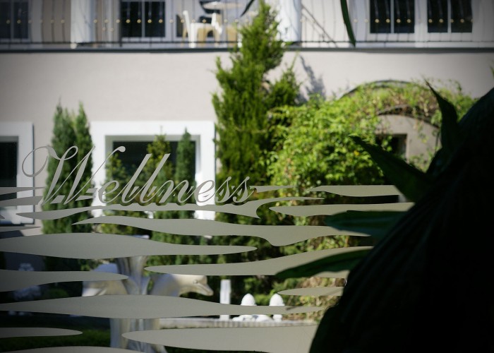 Kilátás a szálloda kerthelyiségébe a wellness részlegből.