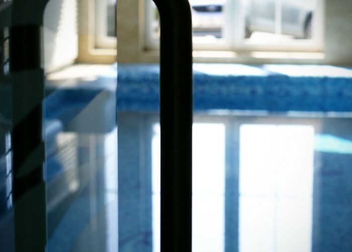 A merülő medence termének bejárati ajtaja