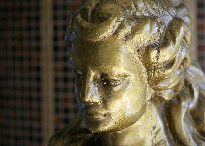 Görög istenség szobra a wellness részlegben.