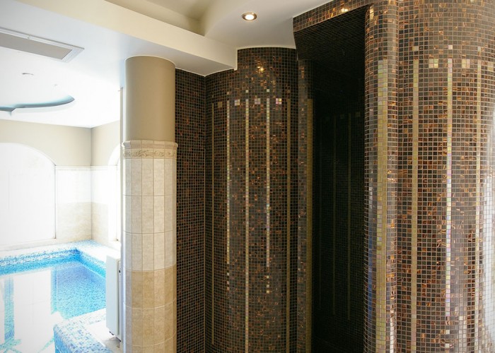 A harkányi Xavin Hotel élmény zuhanyának bejárata