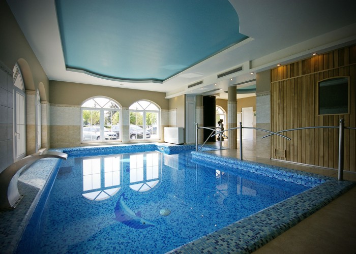 A merülő medence, nyakzuhannyal és masszázs fúvókákkal