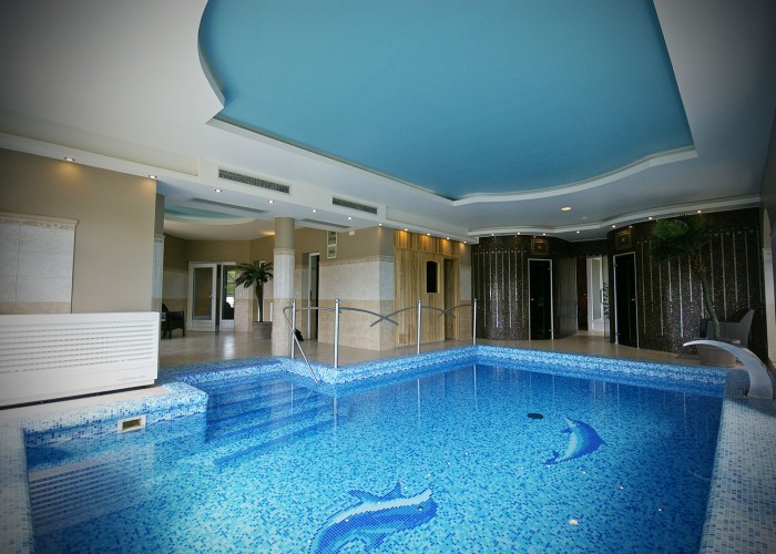 A szálloda gőz- és sókabinjához, valamint finn szaunájához tartozó merülő medence